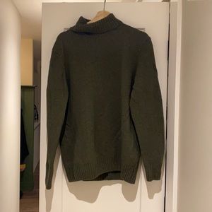 Zara Men’s Large green 69% wool turtle neck